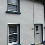 2 Agars Lane